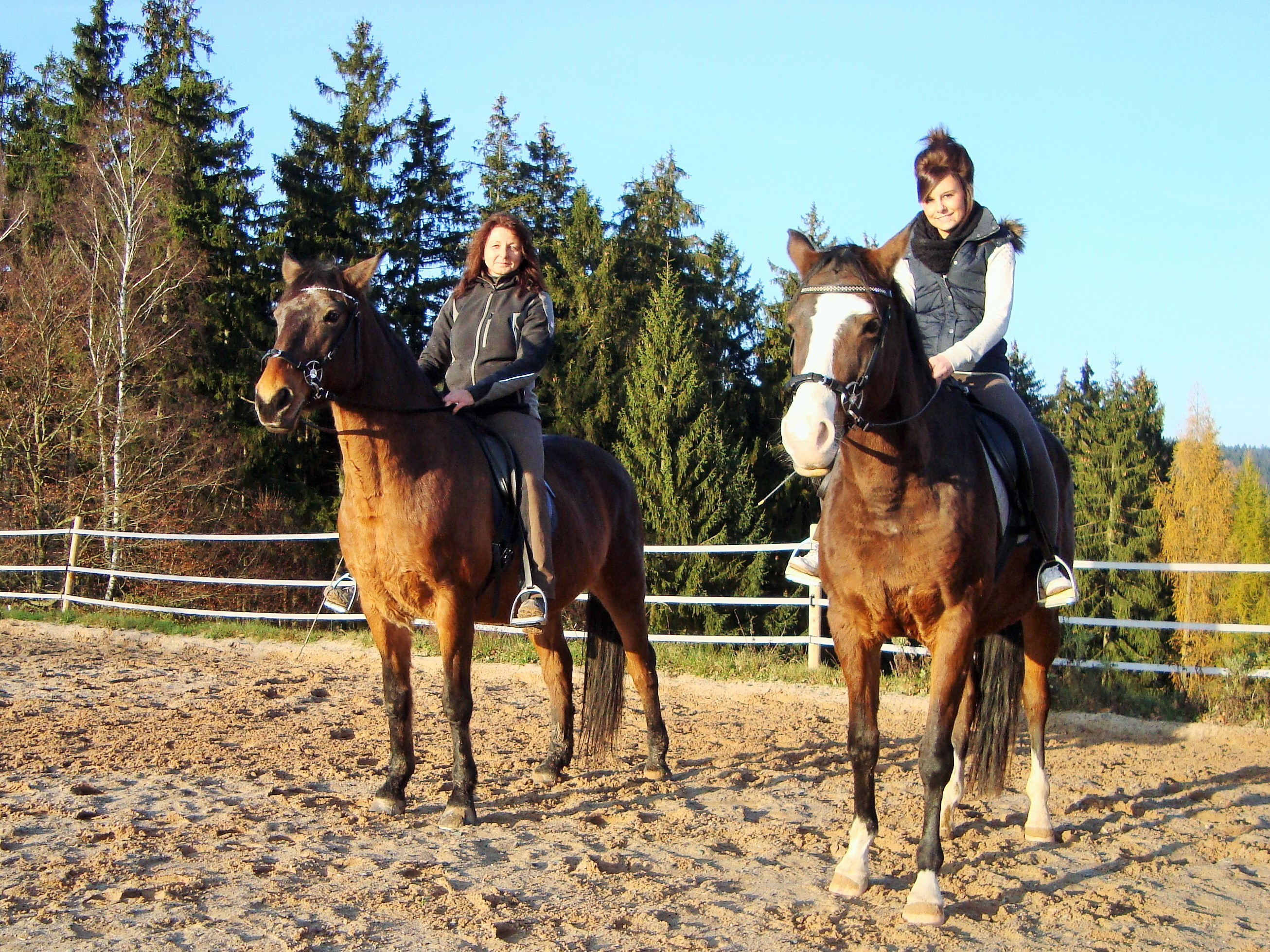 Sabine Rabenstein mit ihrer Stute und Magdalena Schott mit "Jama"